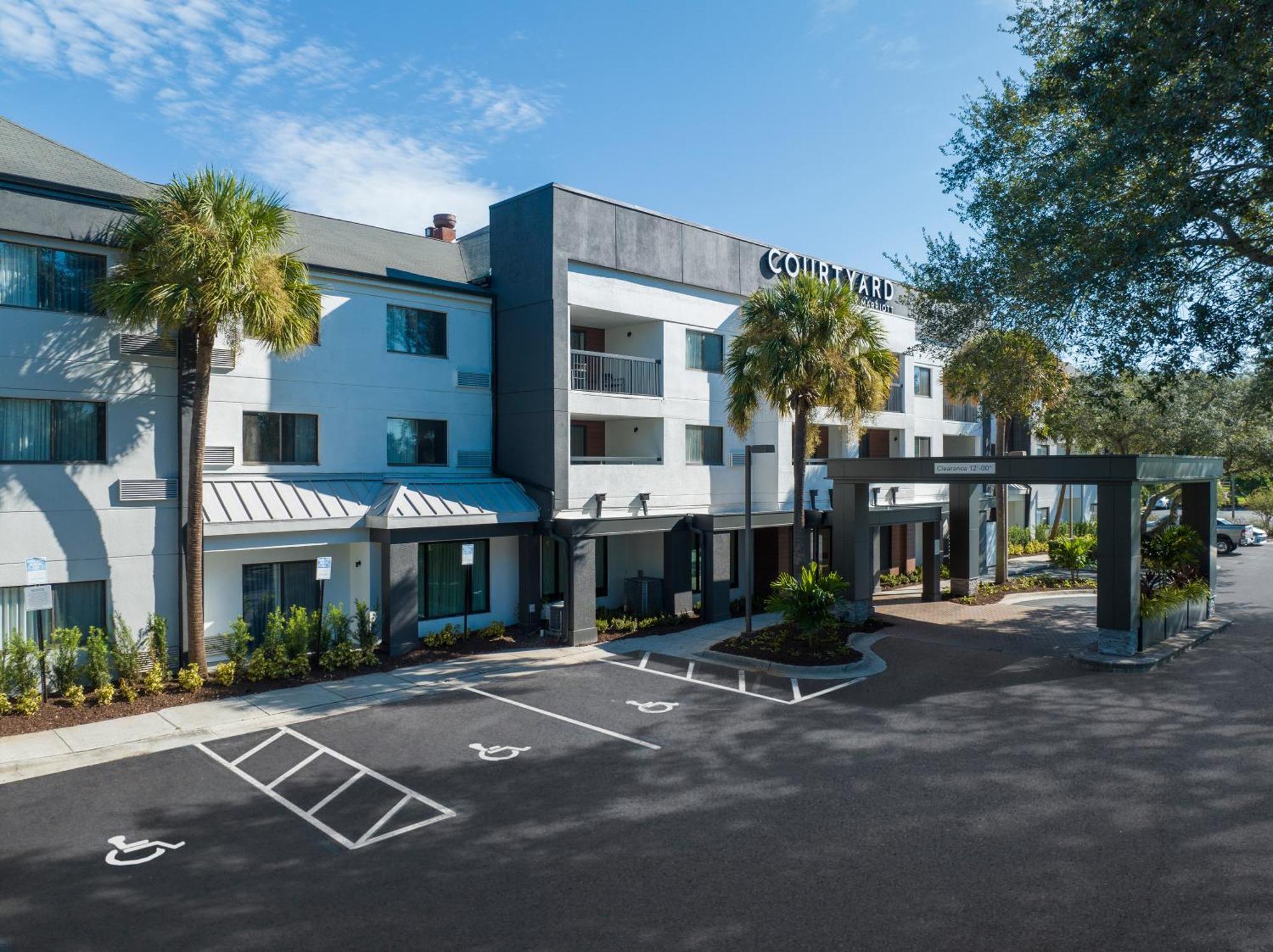 Courtyard Tampa North / I-75 Fletcher Exterior photo